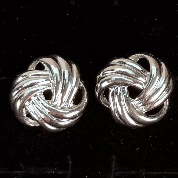 Pretty vintage Silvertone knot weighted pierced earrings - Picture 7 of 7